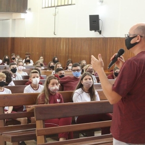Diretor, pastor Cleudimar, conduziu a devoção 