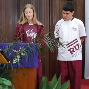 Clara Modes e Enzo Sartor fizeram as leituras bíblicas
