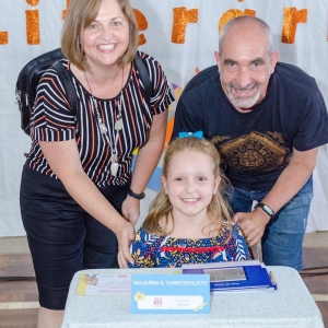 A pequena escritora, Valquíria Schoroder Christofoleti, acompanhada dos pais: Mirian  Schoroder e João Fernando Christofoleti. 