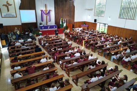 Momento devocional contou com a partipação dos alunos da Educação Infantil ao Ensino Médio