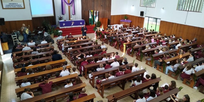 Momento devocional contou com a partipação dos alunos da Educação Infantil ao Ensino Médio