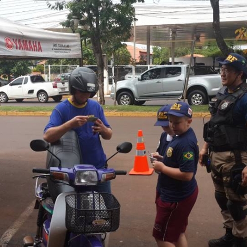Alunos do 5º ano atuaram como Policiais Rodoviários Federais Mirins em campanha de conscientização do trânsito, na área central de Marechal Cândido Rondon