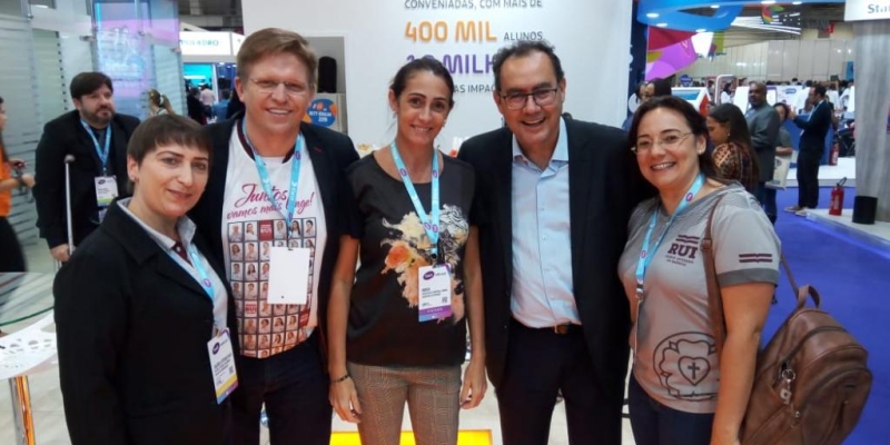 Da esquerda para a direita: Claudete Teixeira; Carlos Kracke, Secretaria de Educação de Marechal Cândido Rondon, Marcia da Mota, Dr Augusto Cury e Patrícia Quinot Gundt. 