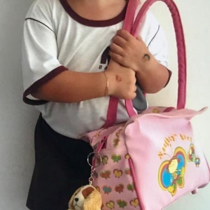 A pequena Isabel no primeiro dia de aula no Rui Barbosa