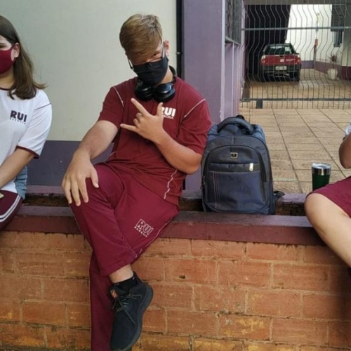 Registro da chegada dos primeiros alunos na escola. 