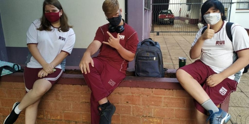 Registro da chegada dos primeiros alunos na escola. 