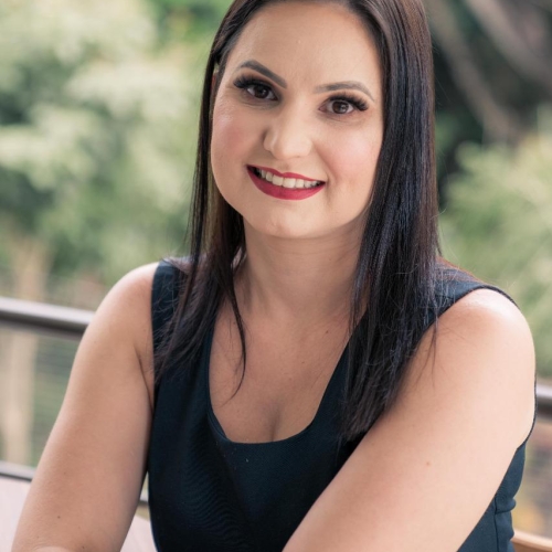 Presidente Silmara Pazini é formada em pedagogia, atuou na educação infantil e atualmente é diretora de uma empresa de Comunicação.