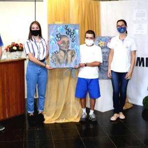 Um dos quadros da exposição foi doado para a APAE