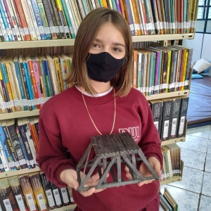 2º lugar – a ponte mais resistente a pesos: Natália Isabela Reschke. 