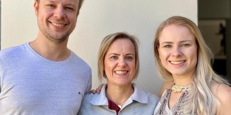 Leonilda acompanhada dos filhos: Ivan e Paula