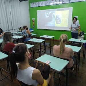 Professora Lizangela Moraes do 2º Ano A informa aos pais sobre a rotina escolar