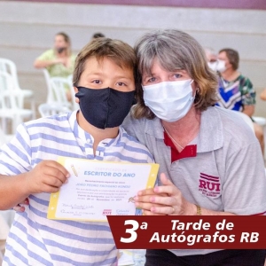 O pequeno escritor João Pedro Fachiando Kondo acompanhado da professora Marinêz Biesdorf Winter