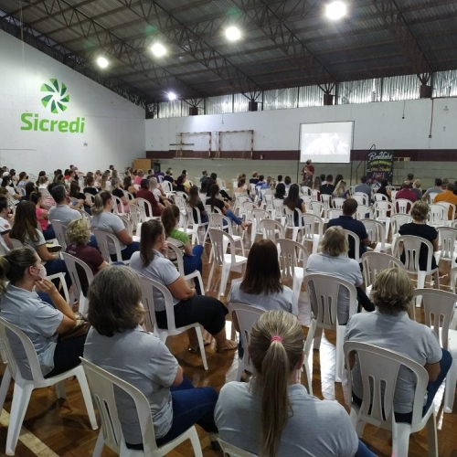 Famílias participam de reunião geral