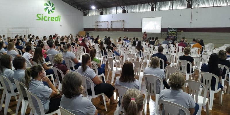 Famílias participam de reunião geral